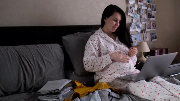 Mujer Embarazada Feliz Mirando Ropa Bebé Lindo Acostado Cama Videoclip