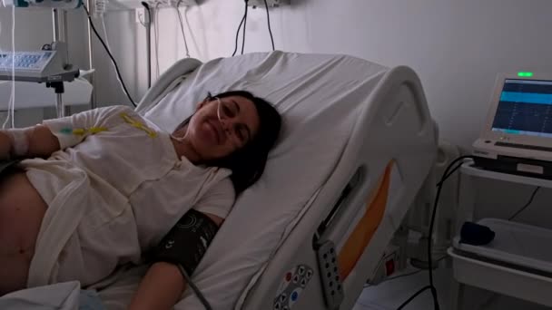 Heureuse Femme Fatiguée Dans Processus Accouchement Hôpital Couché Dans Lit Séquence Vidéo