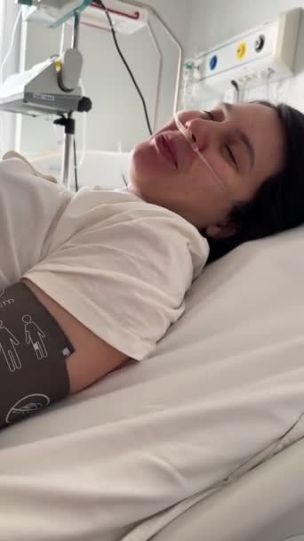 Heureuse Femme Fatiguée Dans Processus Accouchement Hôpital Couché Dans Lit Séquence Vidéo Libre De Droits