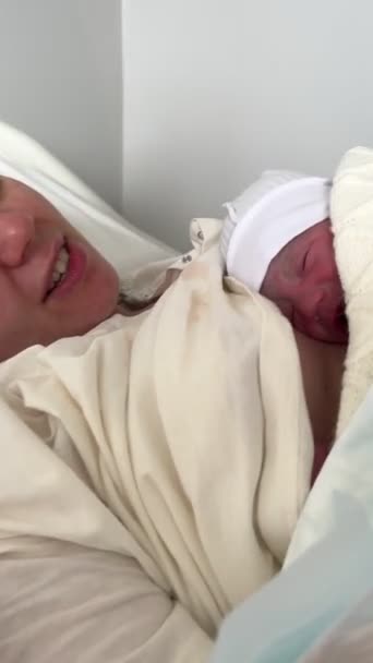 Frau Krankenhausbett Umarmt Neugeborenen Sohn Mutterglück Videoclip