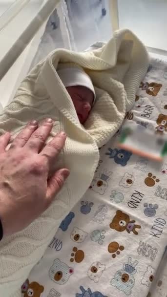 Vater Berührt Seinen Neugeborenen Sohn Krankenhaus Videoclip