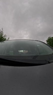 Şehir sokağında yağmurlu bir günde arabanın ön camından bak.