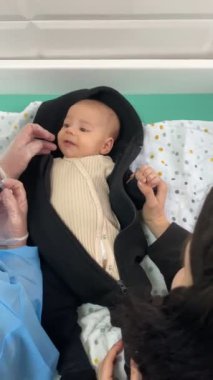 Bebek hastanenin aşı konseptinde aşı yapıyor.