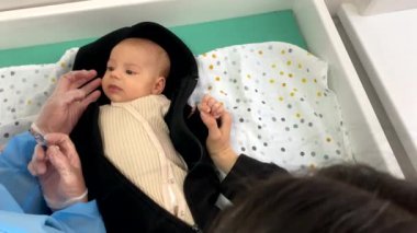 Bebek hastanenin aşı konseptinde aşı yapıyor.
