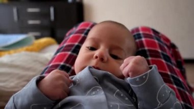 Kucağında baba kucağında tatlı bir bebek