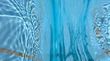 Yazın havuzda rahatlatıcı bir günün tadını çıkaran adam.