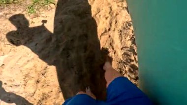 Yaz tatilinde Sandy Ground 'da çıplak ayakla