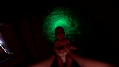 Renkli Işık Projeksiyoncusu bakış açısına sahip bebek