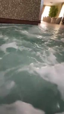 Pov kadın köpük banyosu spa merkezinde dinleniyor.