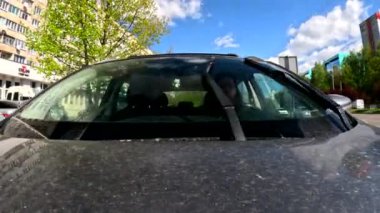 Güneşli bir günde araba kullanan bir adam.