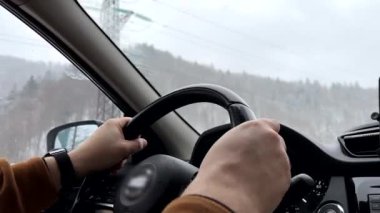 Karlı koşullarda Navigasyon otoyolu manzaralı sürüş