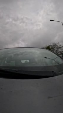 Şehir sokağında yağmurlu bir günde arabanın ön camından bak.