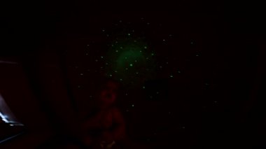 Renkli Işık Projeksiyoncusu bakış açısına sahip bebek