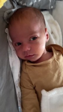 Yeni doğmuş Bebek Uyuyor Huzur içinde