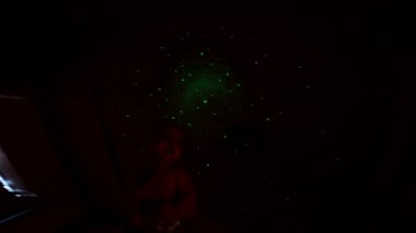 Renkli Işık Projeksiyoncusu bakış açısına sahip bebek