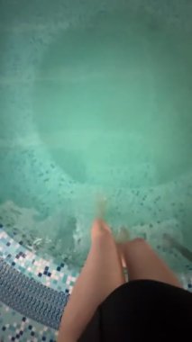 Pov kadın köpük banyosu spa merkezinde dinleniyor.