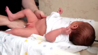 Yenidoğan bebeğin bebek bezini değiştiren bakıcı kapat.