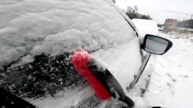 Kar fırtınadan sonra fırçayla Araba Penceresinden temizleniyor