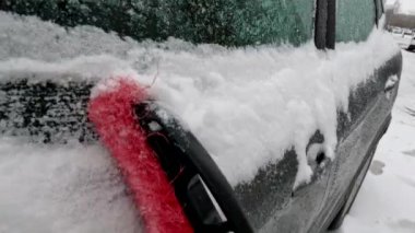 Kar fırtınadan sonra fırçayla Araba Penceresinden temizleniyor