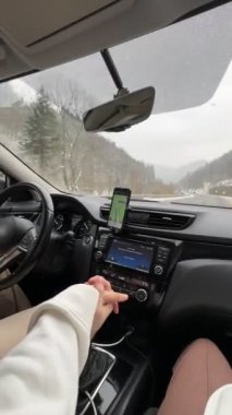 Arka planda elleri dağları tutan samimi kış yolculuğu