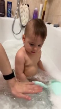 Baloncuklar ve Oyuncaklarla Bebek Banyo Zamanı