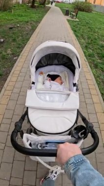 Manzaralı Adam Park 'ta Bebek Arabası İtiyor