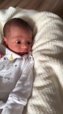 Yeni doğan bebek Beyaz Battaniyede dinleniyor Yaklaş