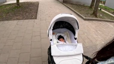 Yaya geçidinde Bebek Uyuyor Bahar mevsiminde