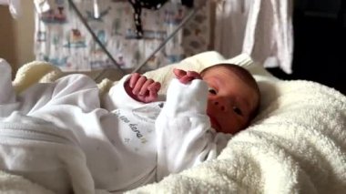 Sıcak Battaniyeli Meraklı Yeni Doğmuş Bebek Yaklaş