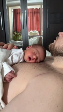 Baba ve Yeni Doğan Bebek Bağlanma Anı Yatakta Uyurken