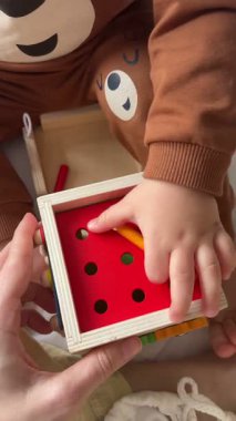 Yürüyen Çocuk Renkli Seçme Oyuncağı ile meşgul