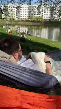 Baba ve Bebek Göl kıyısında bir hamakta dinleniyor.
