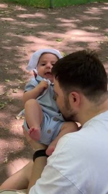 Baba ve Bebek Dışarda Bağlanıyor