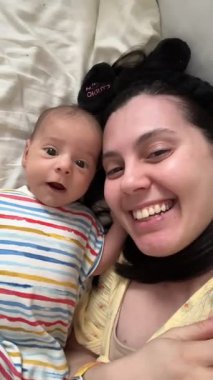 Anne ve bebek yatak selfie 'sinde dinleniyor.