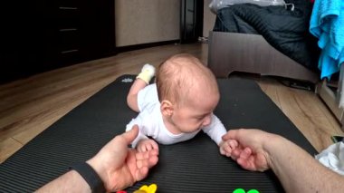 Pov Bebek Tutma Elleri Oyuncaklarla Mat Üzerinde