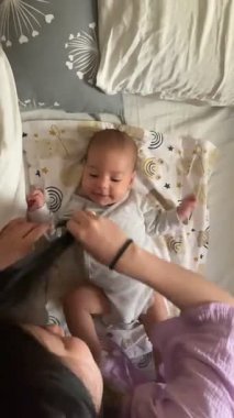 Yatakta Kişi Saçları Tutulan Bebek