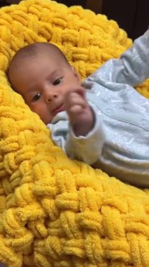 Sarı Battaniyede Yeni Doğan Bebek Yaklaş
