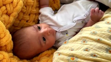 Sarı Battaniyede Yeni Doğan Bebek Yaklaş