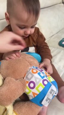 Çocuk Etkileşimli Peluş Oyuncak Ayısıyla Oynuyor