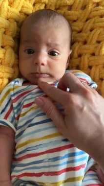 Sarı Battaniyede Çizgili Onesie 'li bebekle oynamak
