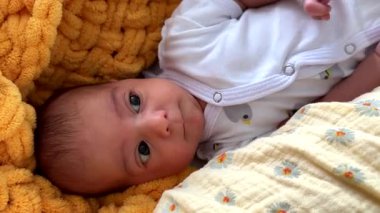 Sarı Battaniyede Yeni Doğan Bebek Yaklaş