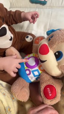 Çocuk Etkileşimli Peluş Oyuncak Ayısıyla Oynuyor