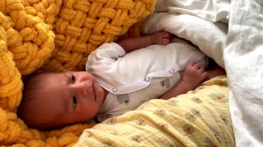 Sarı Battaniyede Yeni Doğan Bebek Yaklaş
