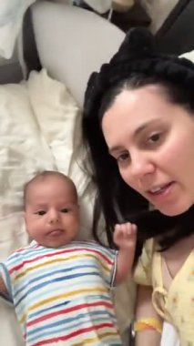 Anne ve bebek yatak selfie 'sinde dinleniyor.
