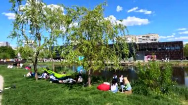 Lviv, Ukrayna - 28 Nisan 2024: Şehir Parkı yaz günü Göl kenarında dinlenme