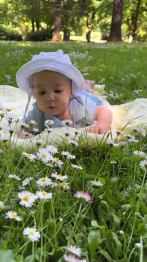 Çiçeklerle dolu bir bahar mevsiminde Doğayı Keşfeden Bebek