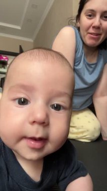 Neşeli Anne ve Bebek Gülümsüyor Birlikte selfie