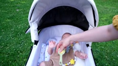 Park sabitlenmiş kamera görüntüsünde Bebek Arabasında Oyun Zamanı Eğleniyor