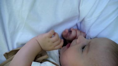 Bebeğe yakın çekim. Dikkatli ol, baba tutuyor.