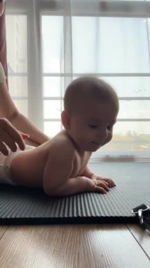 Anne ve Bebek Ahşap Bloklarla Oynuyor Kapıları kapatın